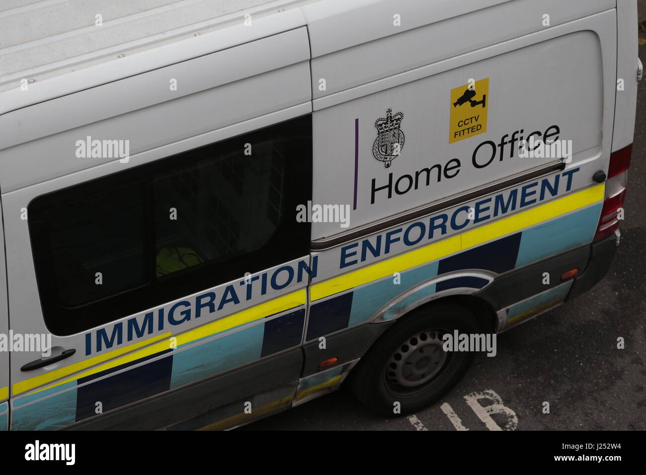 Esecuzione di immigrazione van parcheggiato nella strada stretta London E14 8BP Foto Stock