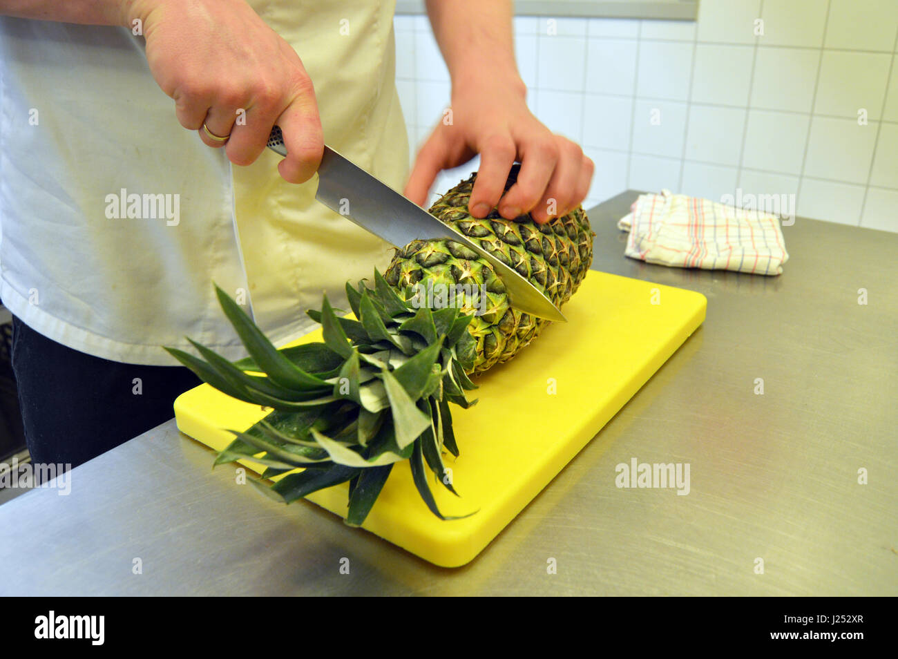 Cuocere il taglio di un ananas Foto Stock