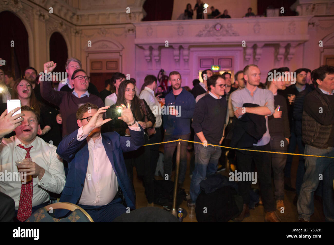 Collare bianco Fight Club, bianco-fascicolare il pugilato evento a Stratford Municipio organizzato da basato a Londra città Warriors boxing club, England, Regno Unito Foto Stock