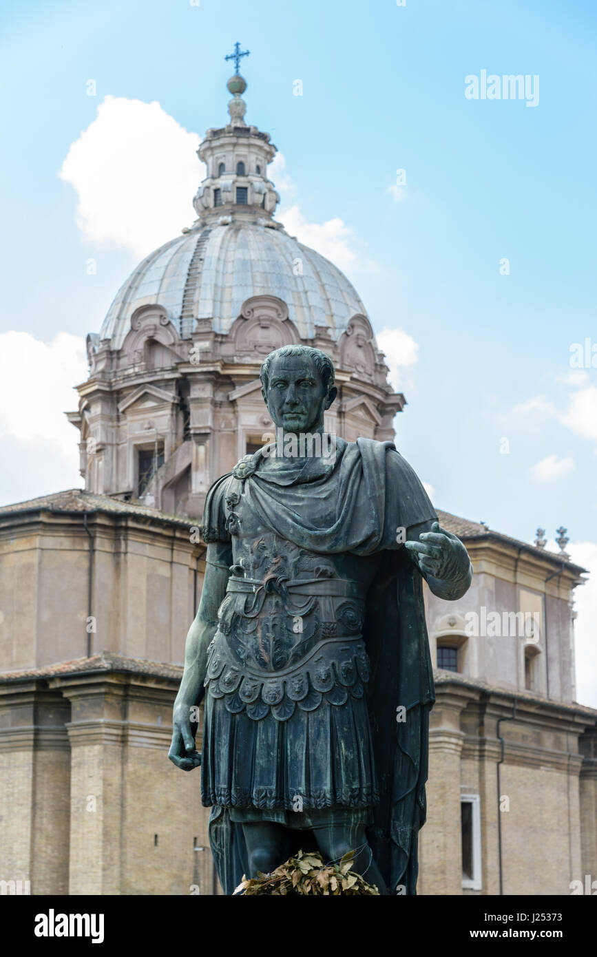 Una vista di Giulio Cesare statua in Roma, Italia Foto Stock