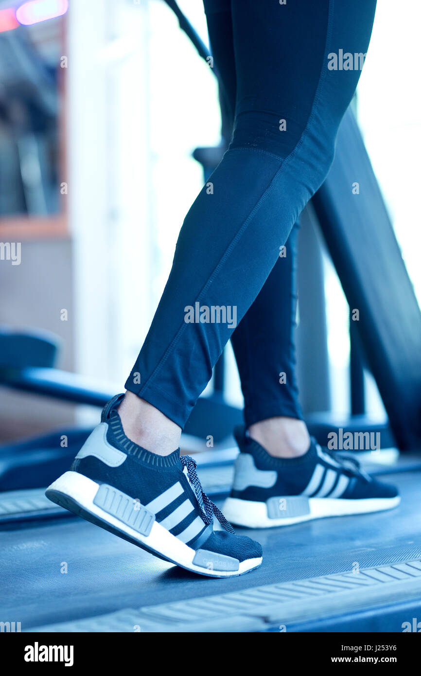 L'uomo esercita sul tapis roulant in palestra Foto Stock