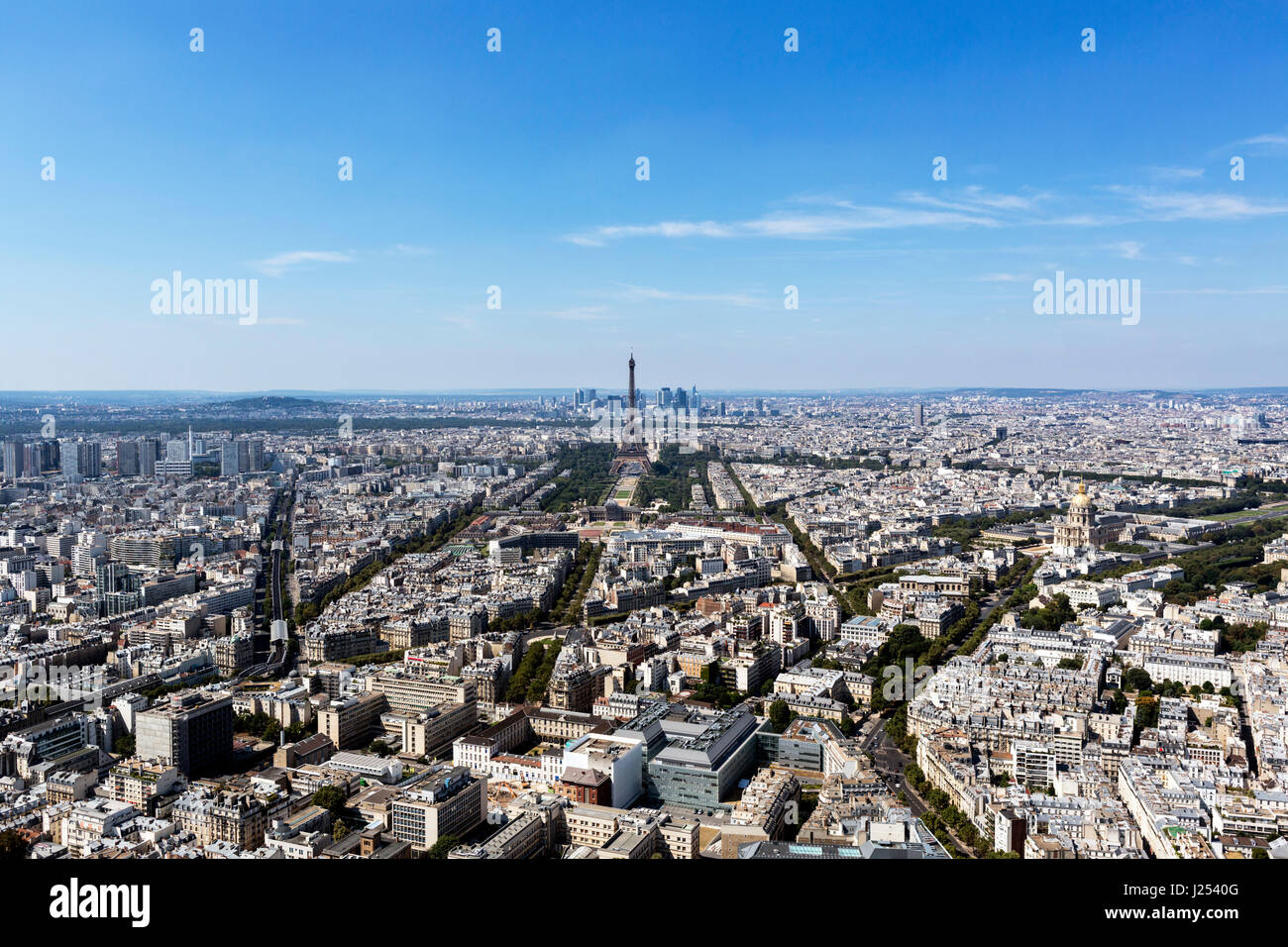Vista su Parigi, guardando verso la Torre Eiffel e La Defense, dal ponte di osservazione in cima della Tour Montparnasse, Parigi, Francia Foto Stock
