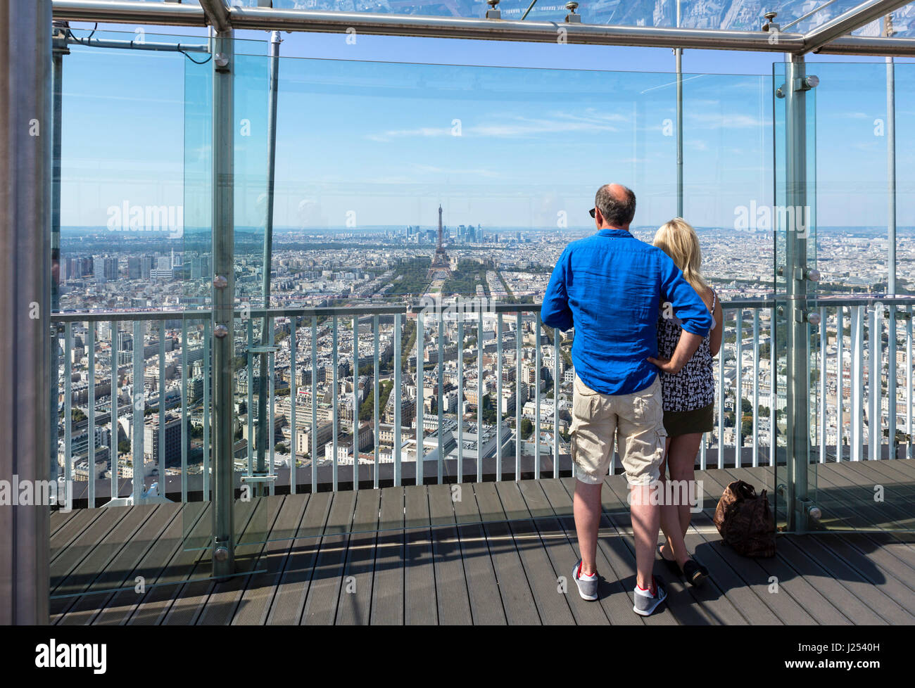 Accoppiare il ponte di osservazione in cima della Tour Montparnasse, guardando verso la Torre Eiffel e La Defense, Parigi, Francia Foto Stock