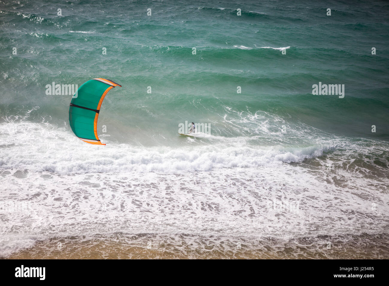 Il kite surf in una giornata di sole, kite surfer in azione Foto Stock