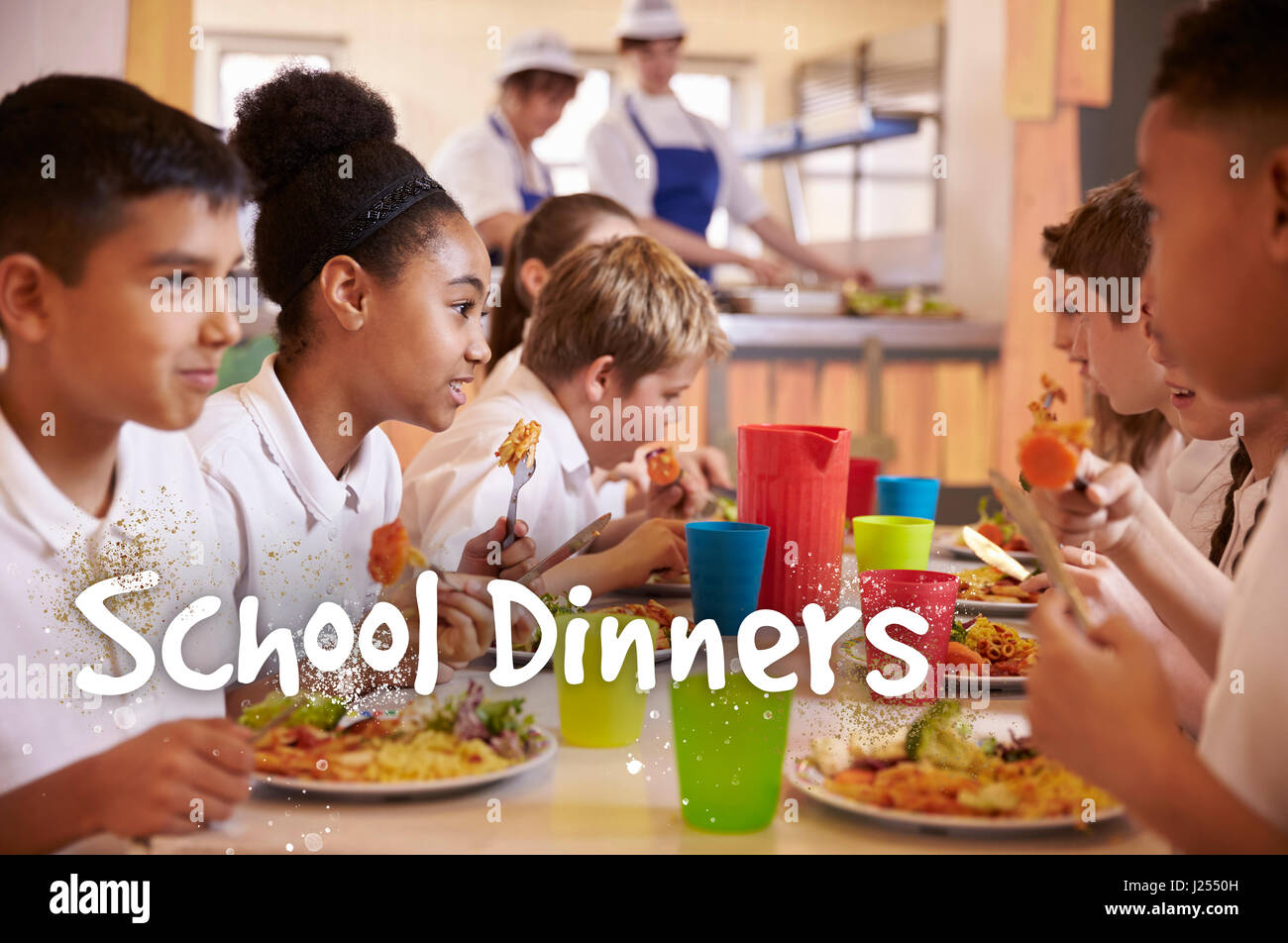 I bambini della scuola elementare di mangiare scuola cene nella caffetteria Foto Stock
