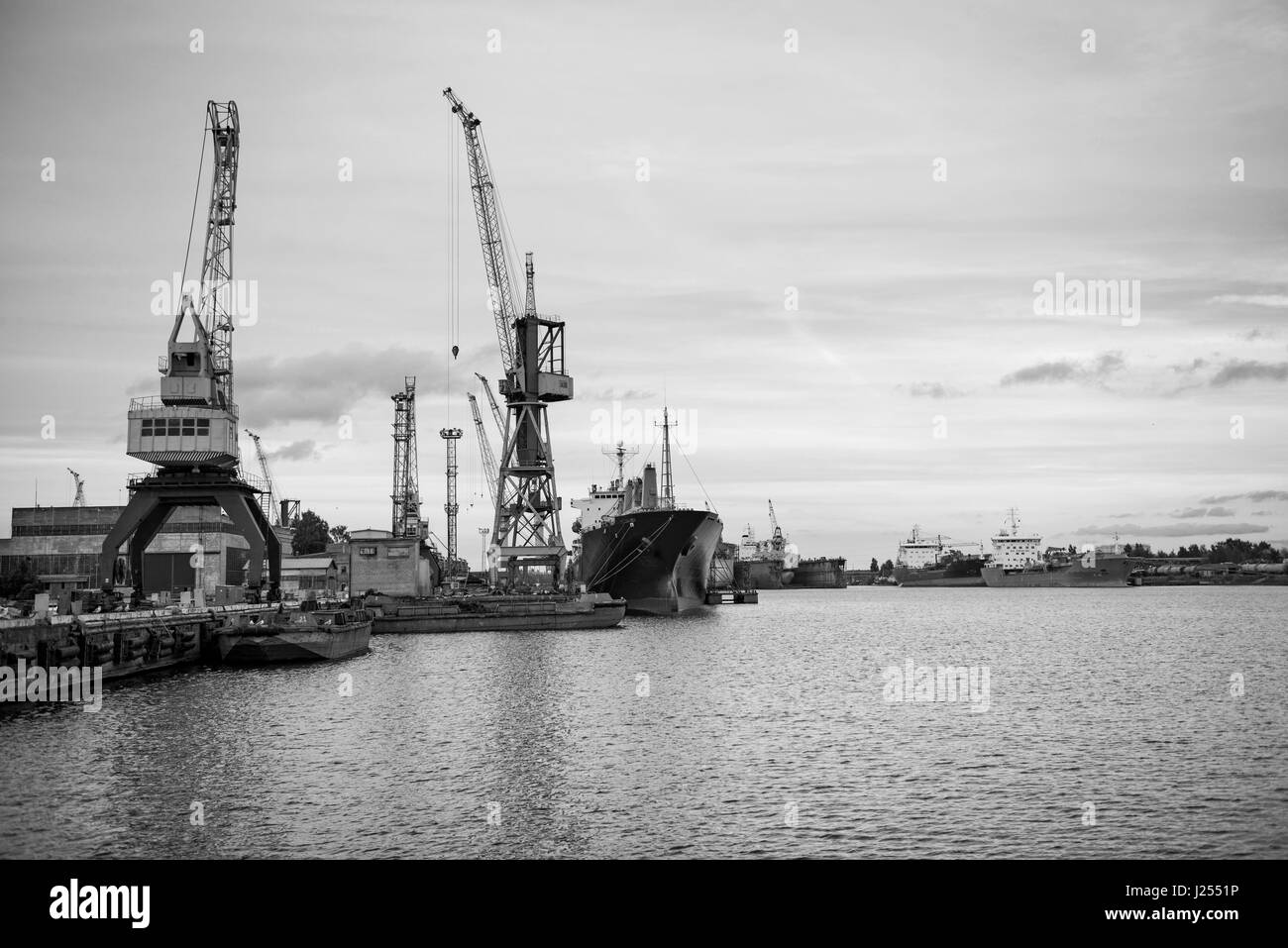 Nave e gru portuali in area di riparazione. Foto Stock