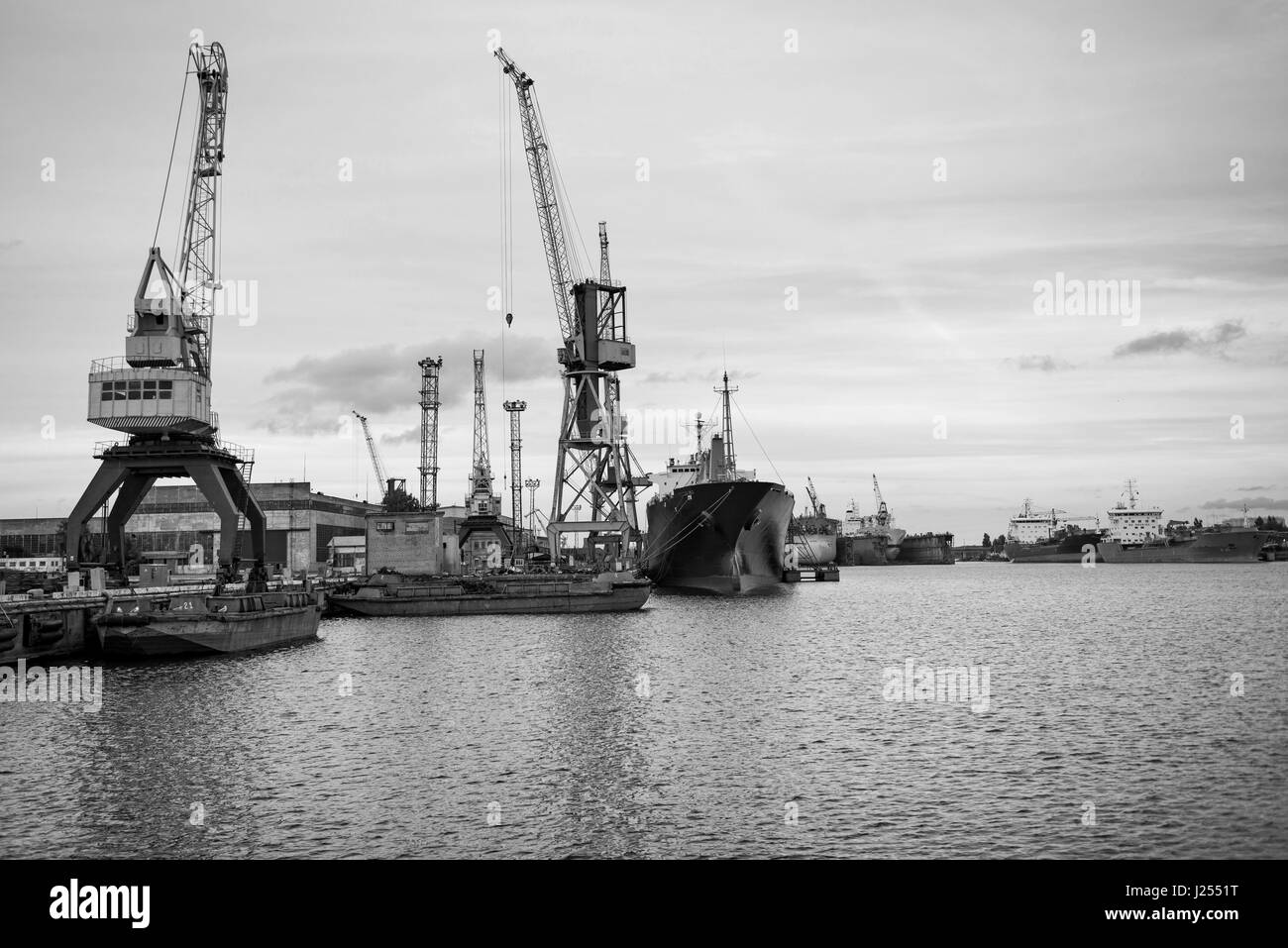 Nave e gru portuali in area di riparazione. Foto Stock