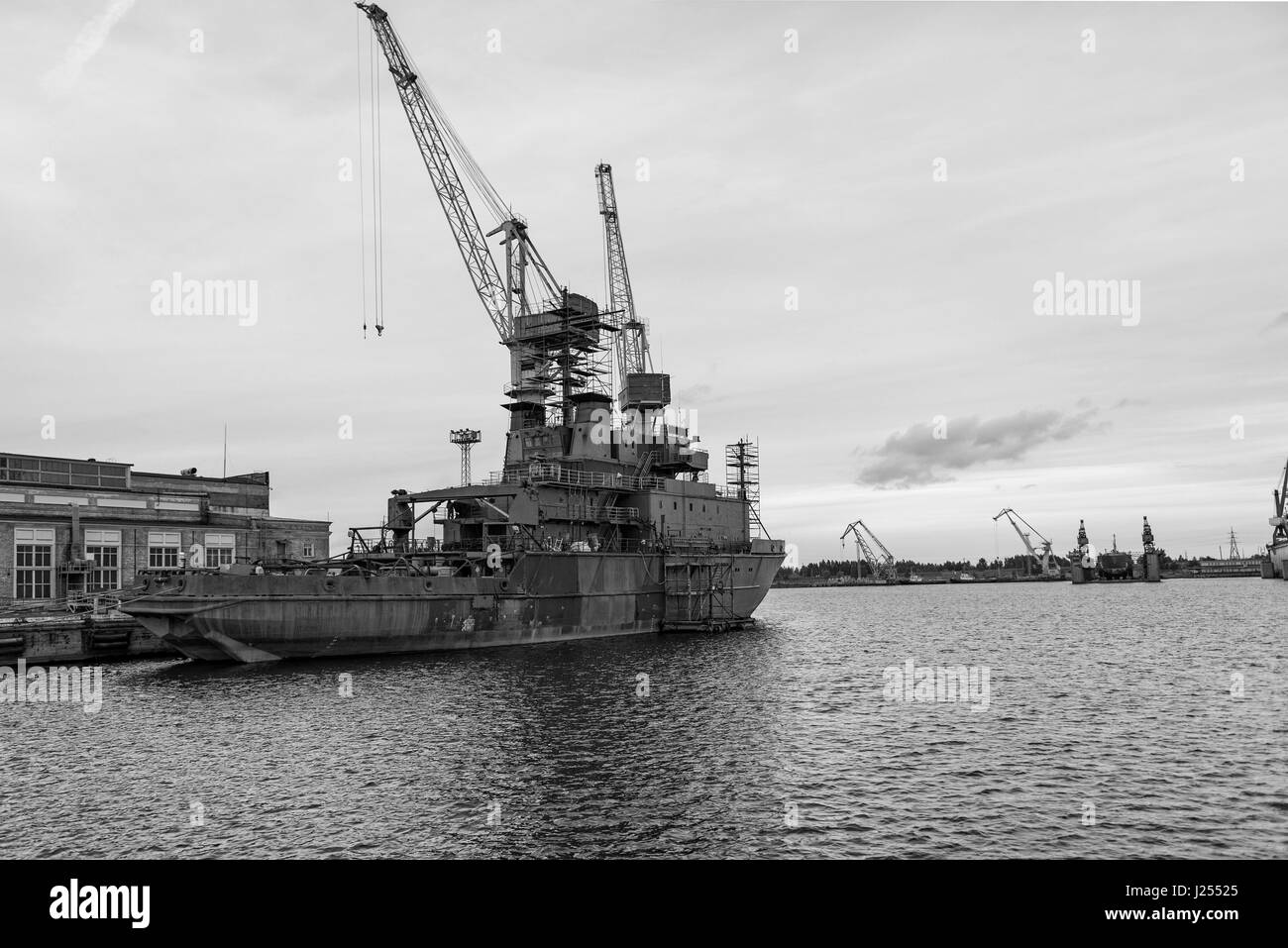 Nave e gru portuali in area di riparazione. Foto Stock
