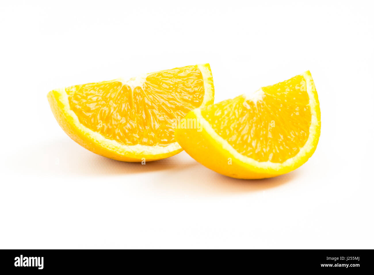Due nuove fette di arancio isolato su sfondo bianco. Due oggetti. Fettine di arancia. Foto Stock