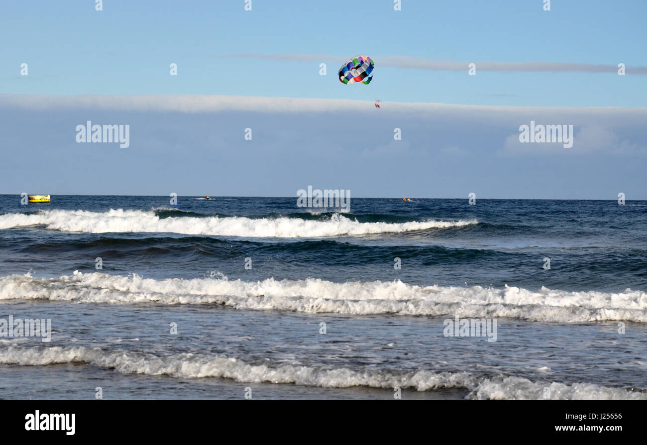 Playa del Ingles Visualizza con il paracadute ascensionale paracadute sopra l'Oceano Atlantico su Gran Canaria Isole Canarie in Spagna Foto Stock