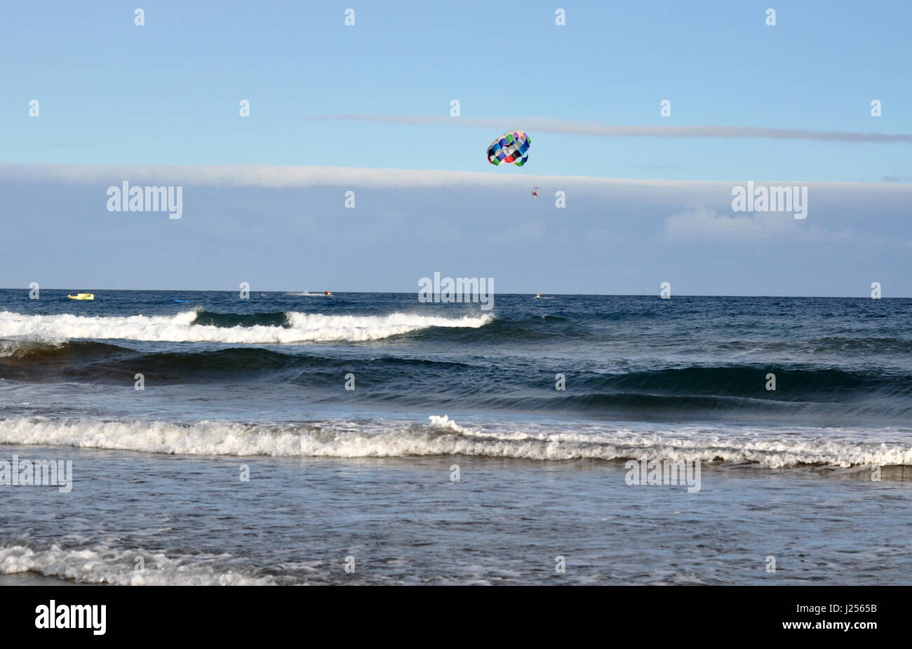 Playa del Ingles Visualizza con il paracadute ascensionale paracadute sopra l'Oceano Atlantico su Gran Canaria Isole Canarie in Spagna Foto Stock