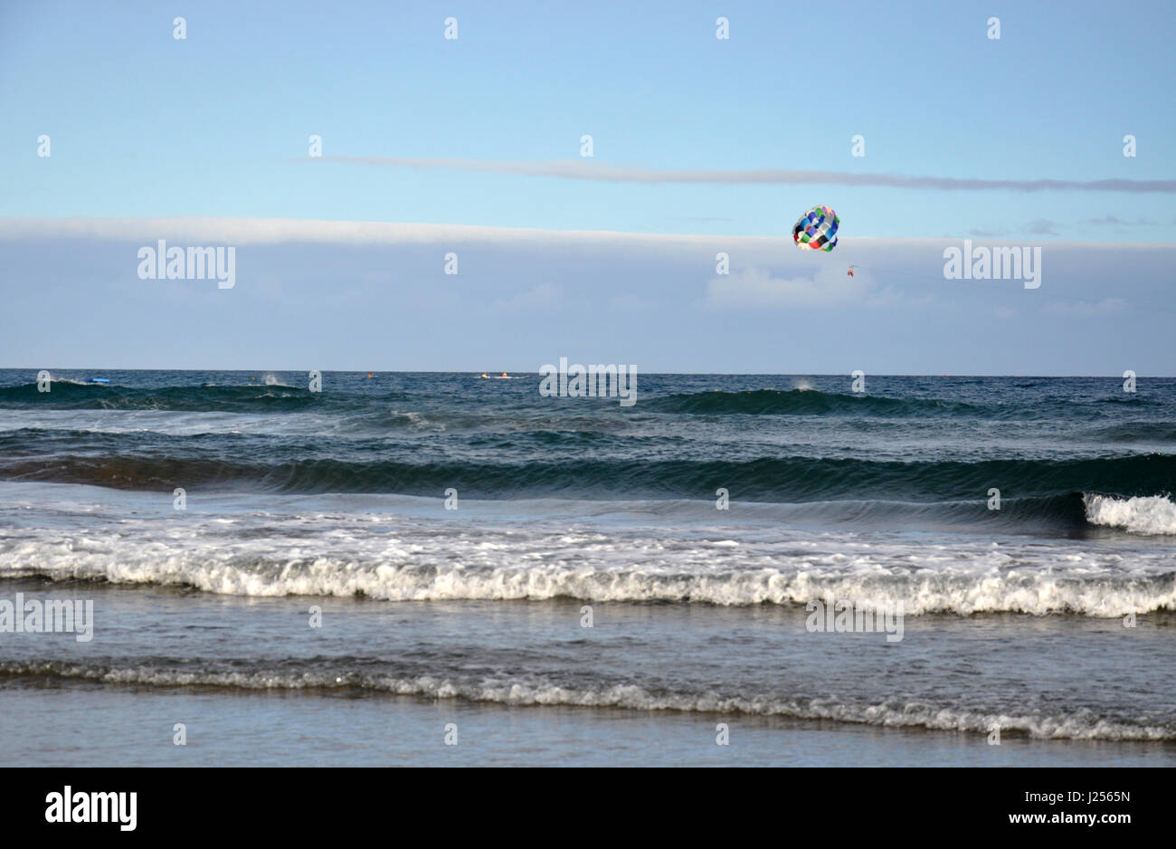 Playa del Ingles Visualizza con il paracadute ascensionale paracadute sopra l'Oceano Atlantico su Gran Canaria Isole Canarie in Spagna Foto Stock