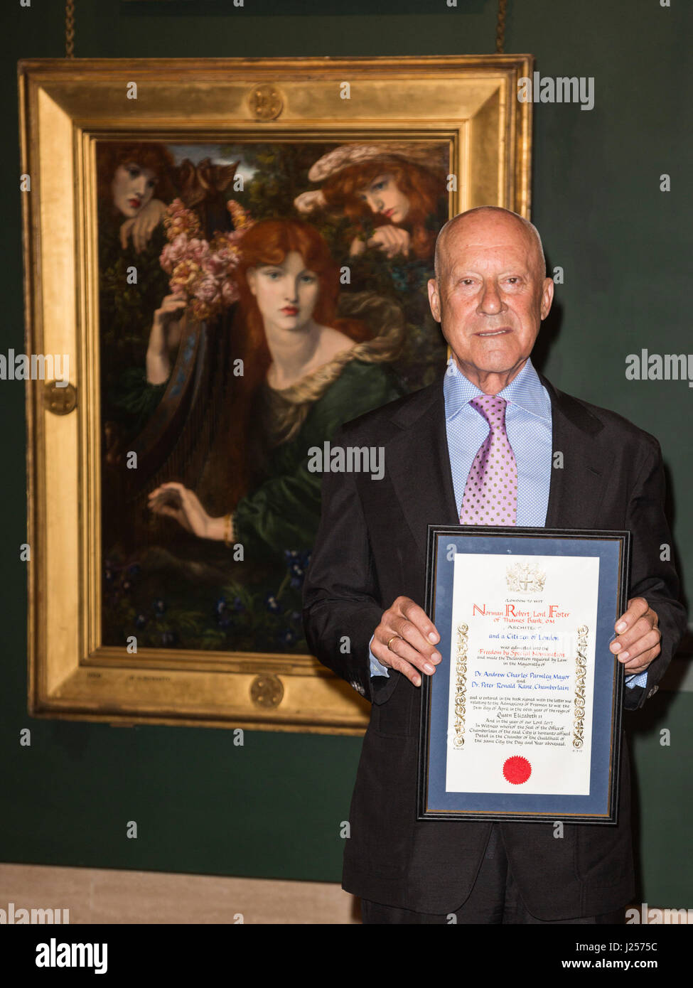 Londra, Regno Unito. Il 24 aprile 2017. Lord Foster di Thames Bank OM riceve la libertà della città di Londra al Guildhall in riconoscimento del suo contributo straordinario di architettura contemporanea. Lord Foster è raffigurato nella Guildhall Art Gallery. Foto Stock