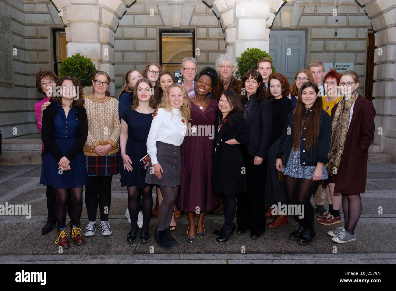 Bob Geldof e la baronessa Floella Benjamin si pongono con i vincitori e i secondi classificati al premio 2017 Keats-Shelley per saggi e poesie, alla Society of Antiquaries di Londra. Foto Stock