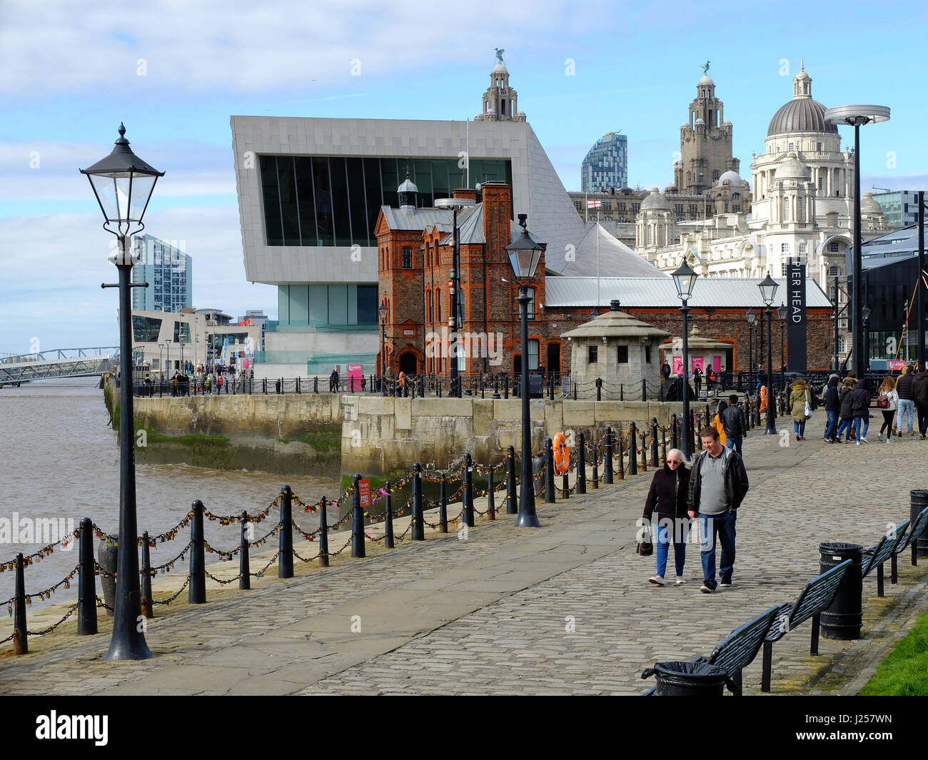 Albert Dock Parade, Liverpool, accanto al fiume Mersey. Mostra il Royal Liver Building, porto di Liverpool building e il Museo di Liverpool. Foto Stock
