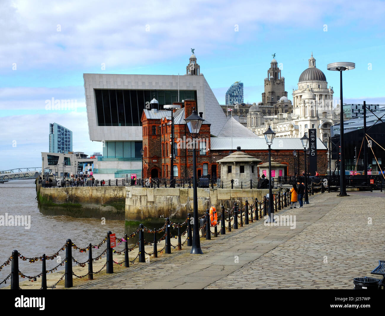 Albert Dock Parade, Liverpool, accanto al fiume Mersey. Mostra il Royal Liver Building, porto di Liverpool building e il Museo di Liverpool. Foto Stock