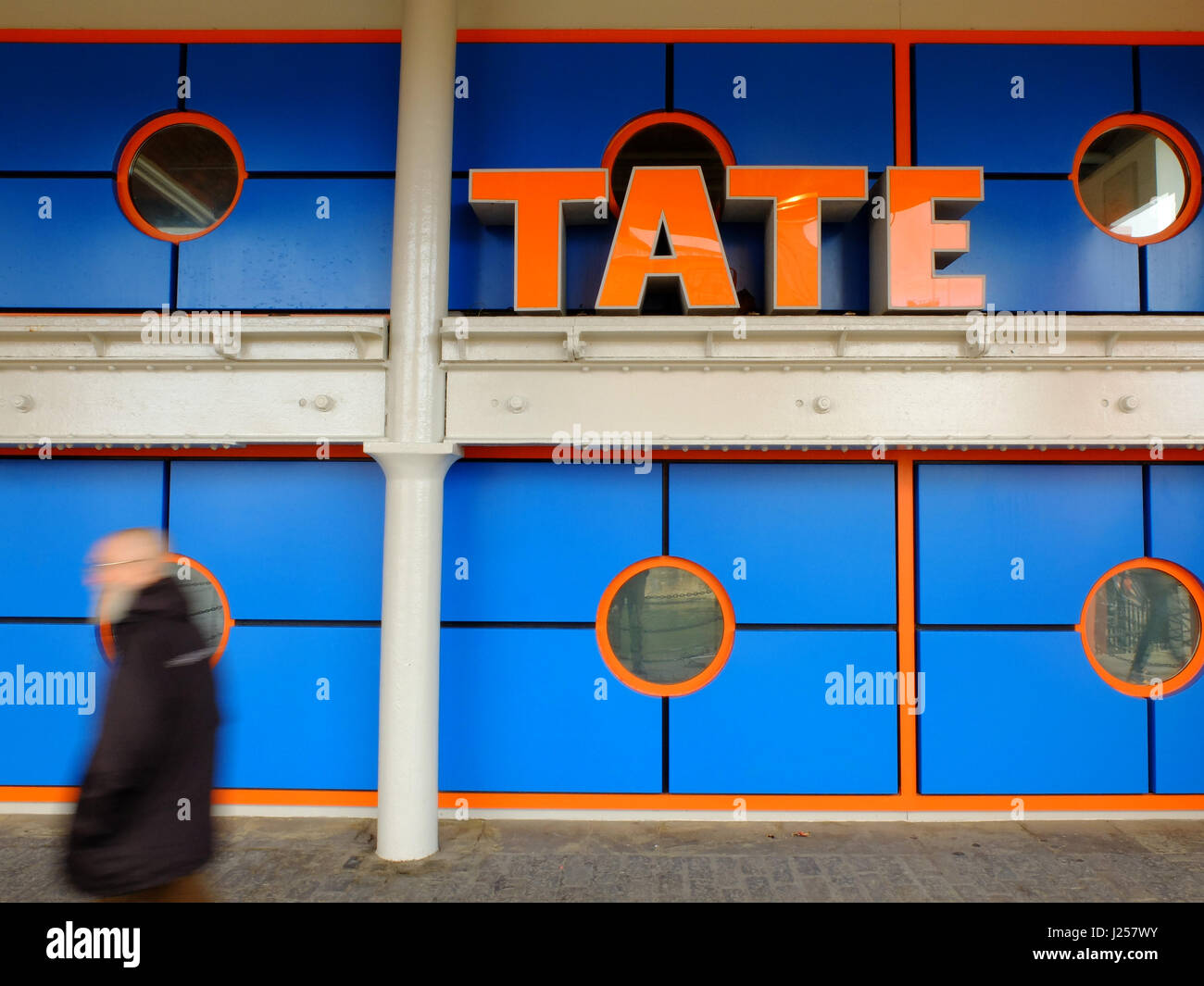 La gente camminare passato la Tate Liverpool, in Albert Dock. Foto Stock