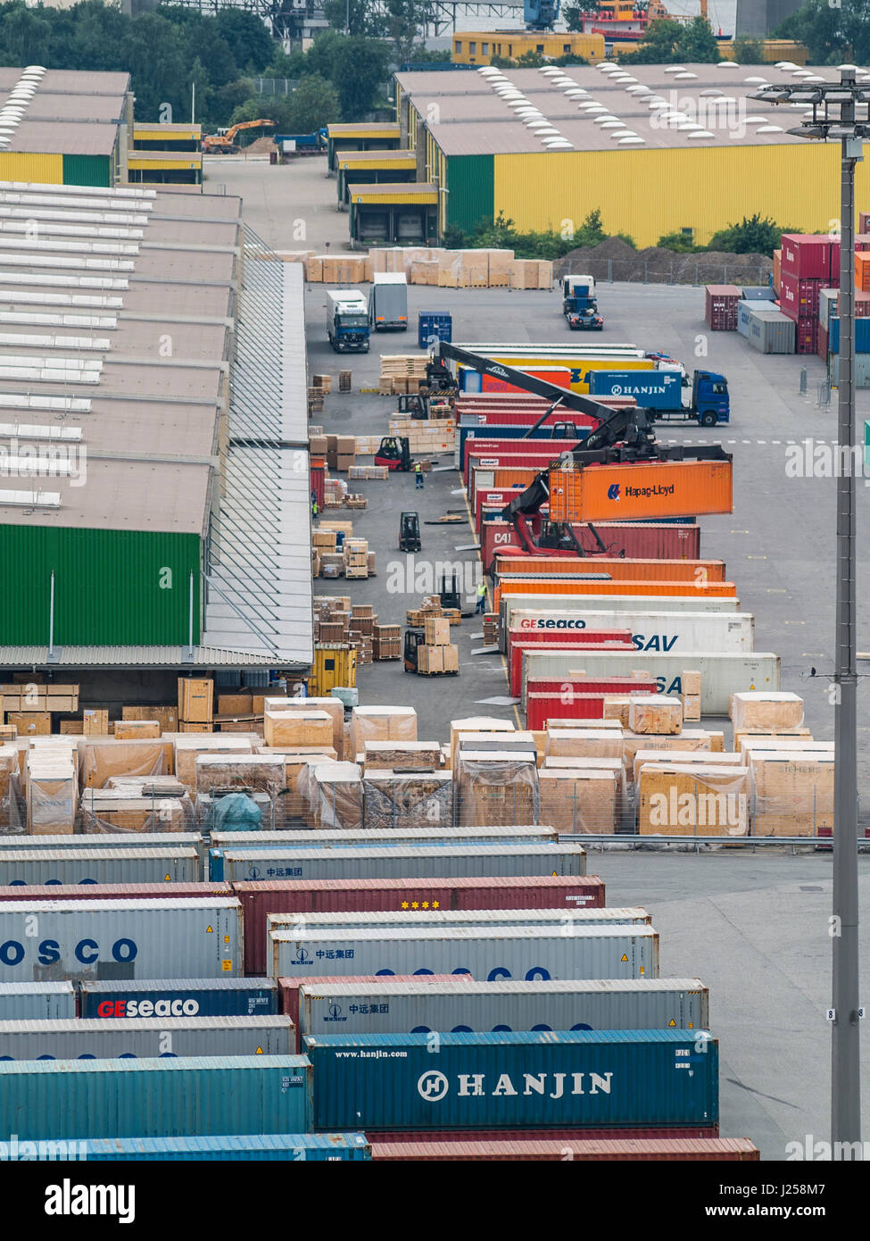 Contenitore di confezionamento a CTT Container Terminal Tollerort nel porto di Amburgo, Germania. Foto Stock