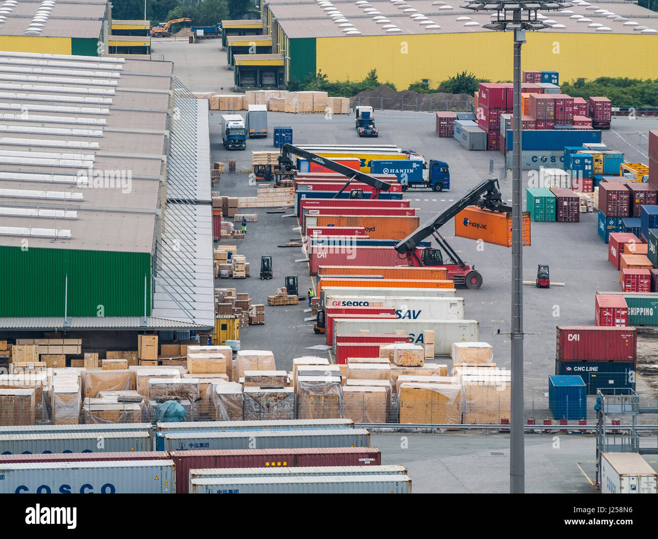 Contenitore di confezionamento a CTT Container Terminal Tollerort nel porto di Amburgo, Germania. Foto Stock