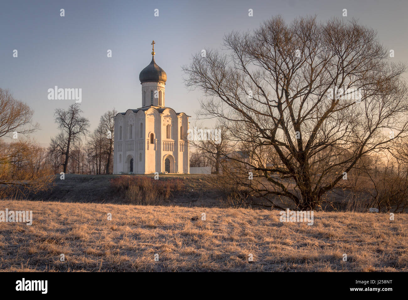 Vista la chiesa di intercessione della Santa Vergine sul fiume Nerl in presenza di luce solare. Foto Stock