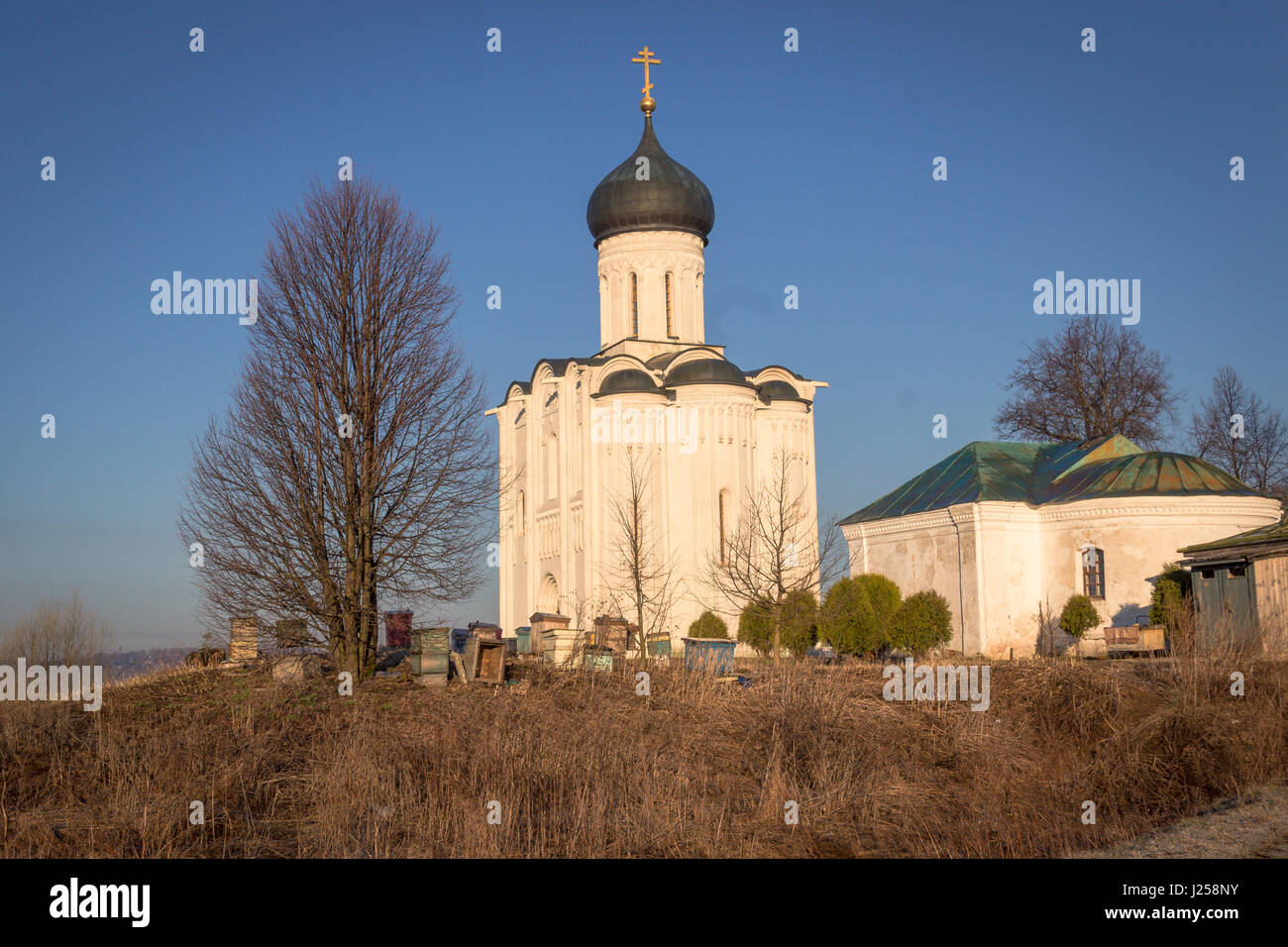 Vista la chiesa di intercessione della Santa Vergine sul fiume Nerl in presenza di luce solare. Foto Stock