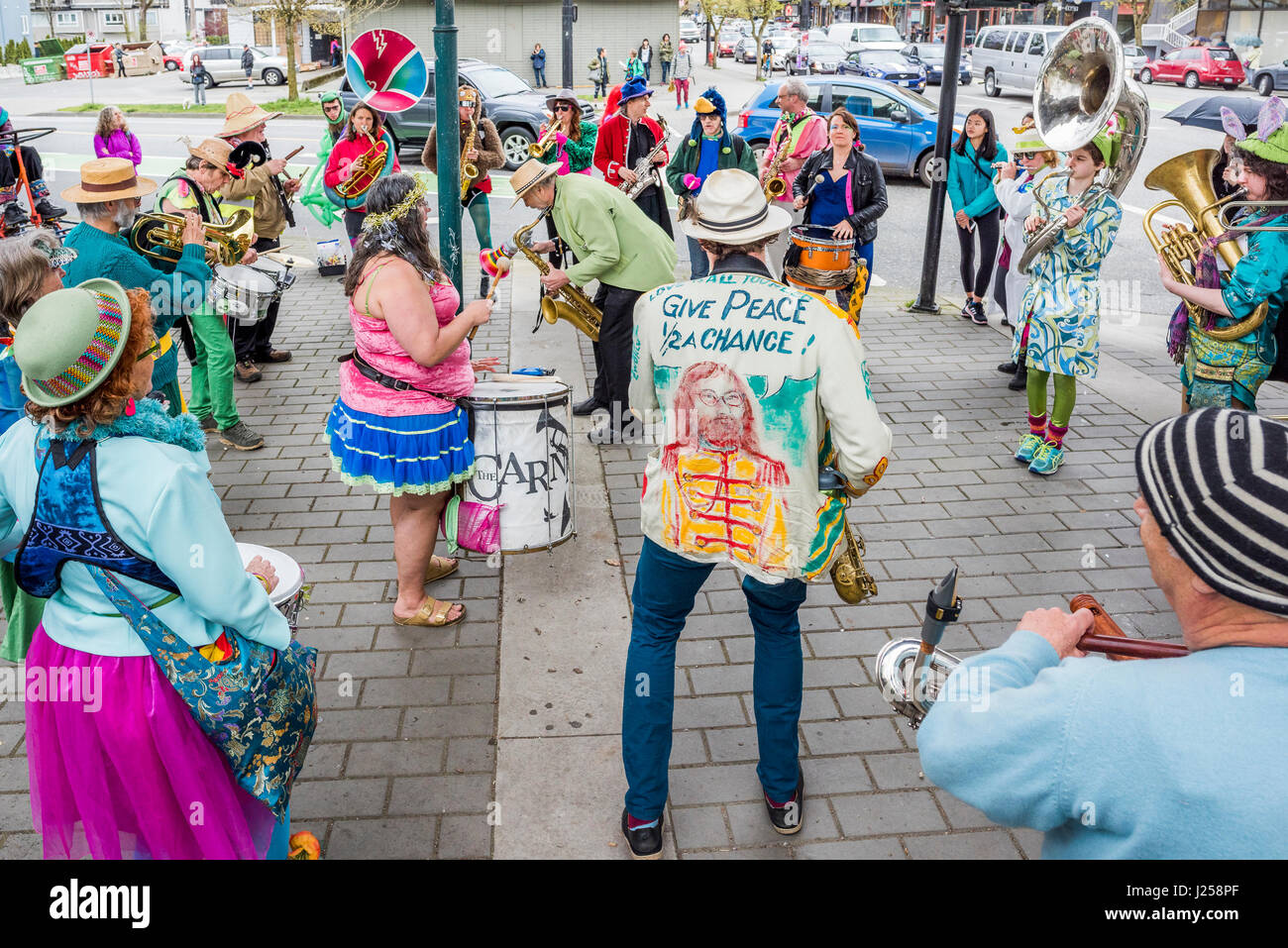 Il favoloso Carnevale Band si esibisce presso la Giornata della Terra parata e Festival, Vancouver, British Columbia, Canada Foto Stock