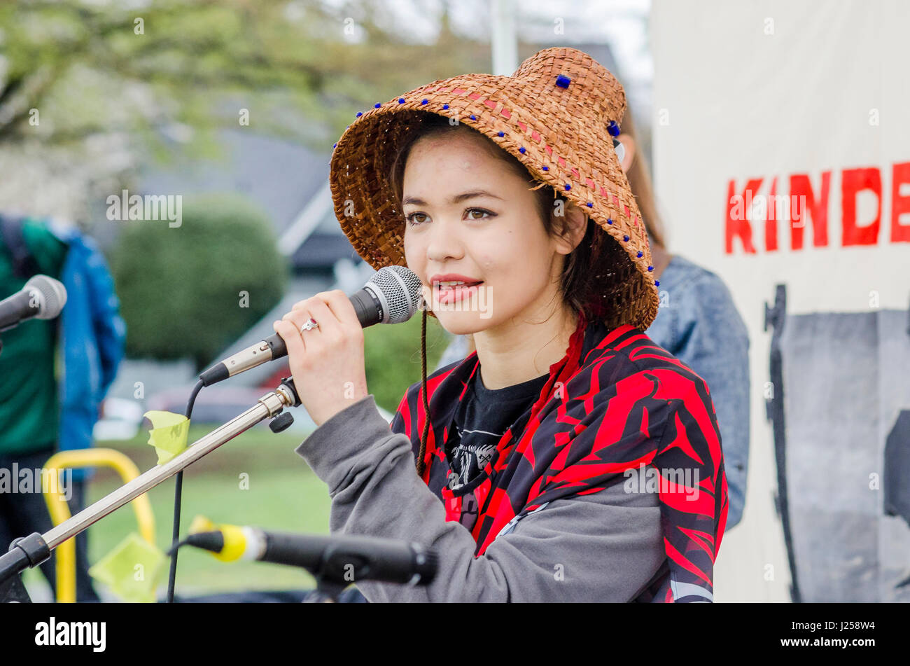 Coast Salish cantautore attivista Ta'Kaiya Blaney parla di Earth Day Festival 2017, Vancouver, British Columbia, Canada. Foto Stock