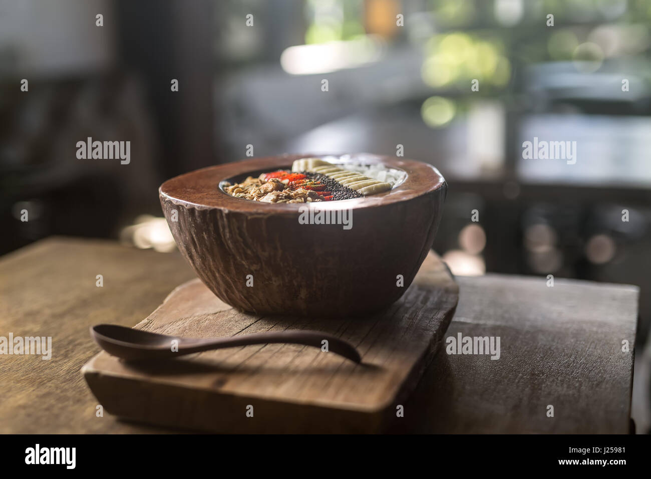 Mix di frutta nella piastra di cocco Foto Stock