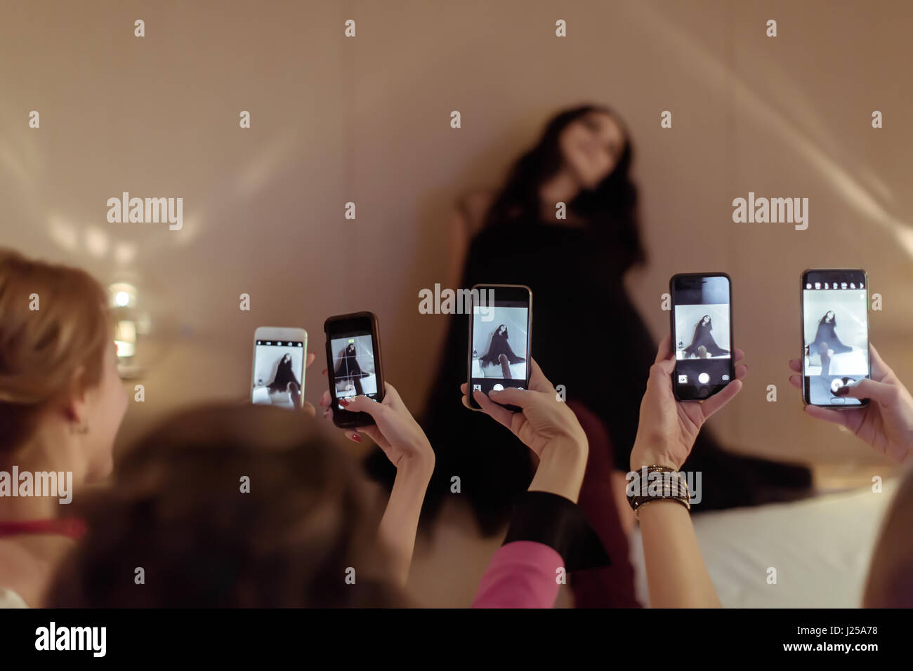 Le donne che prendono a colpi di amico Foto Stock