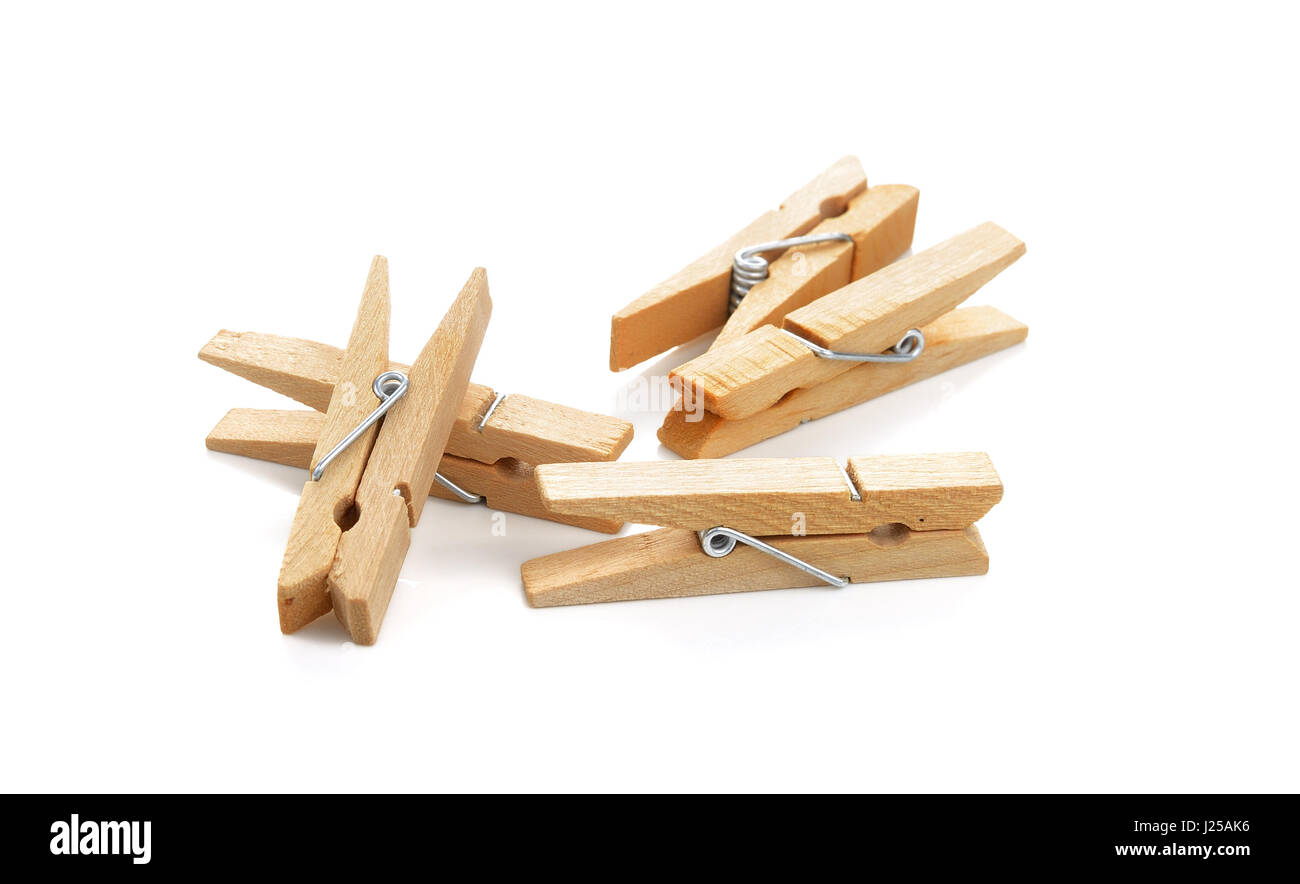 Clothespin legno composizione isolata su sfondo bianco Foto Stock