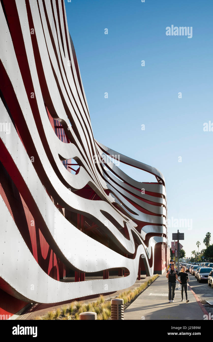 La facciata ovest lungo Fairfax Avenue. Petersen Automotive Museum di Los Angeles, Stati Uniti. Architetto: Kohn Pedersen Fox Associates (KPF), 2015. Foto Stock