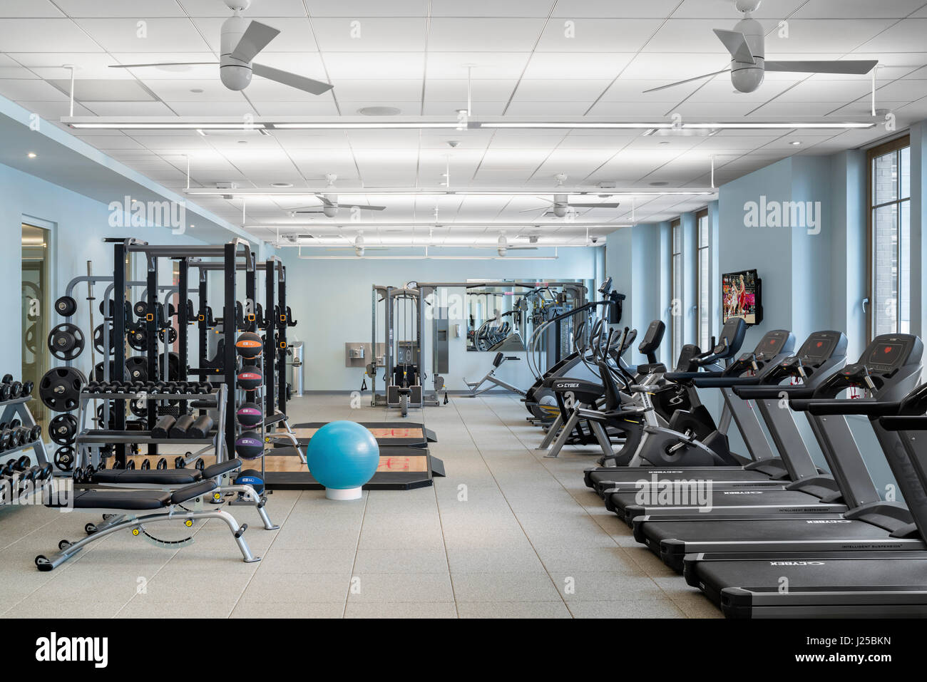 Vista interna della sala fitness. Convento del Sacro Cuore Centro Atletico, New York, Stati Uniti. Architetto: BKSK Architects, 2014. Foto Stock