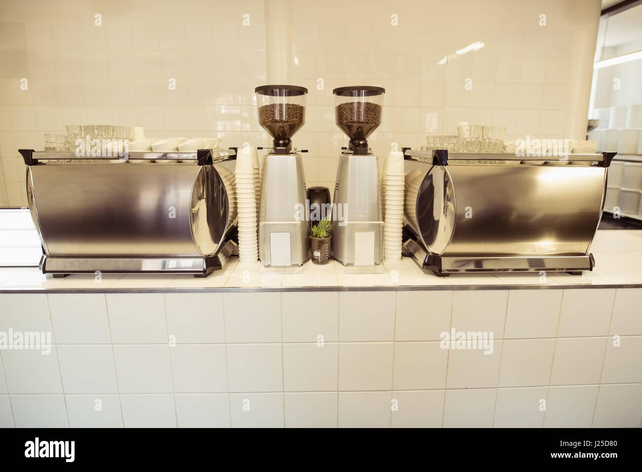 Vista interna di una moderna caffetteria counter Foto Stock