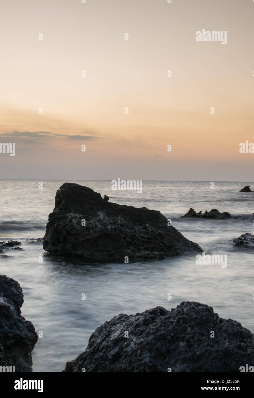 La costa rocciosa della Grecia su una vacanza in famiglia a Rodi, kallithia, Grecia Foto Stock