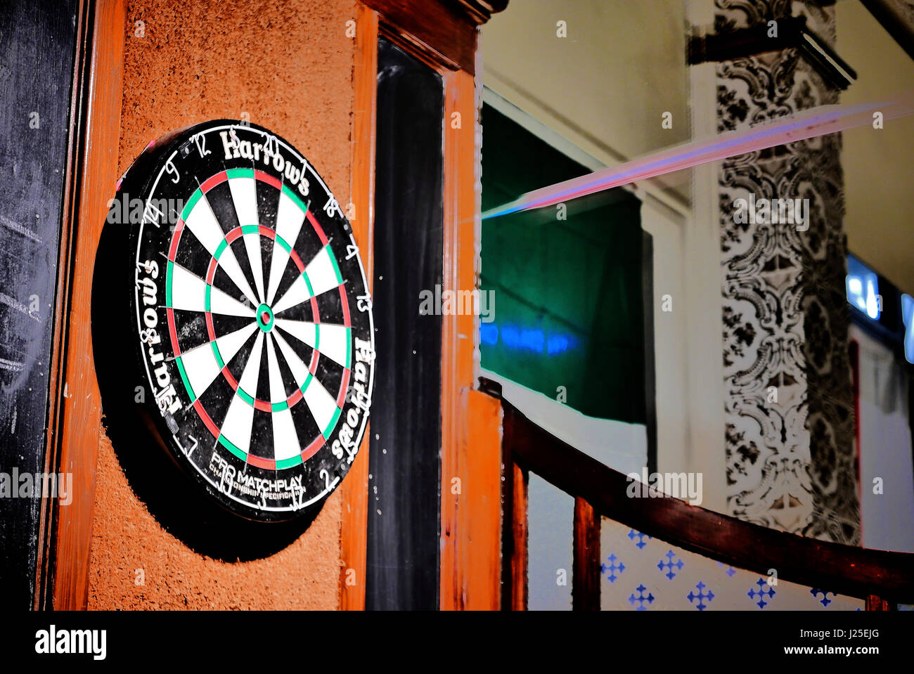 La sfocatura di dart battenti in dart board nel pub locale Foto Stock