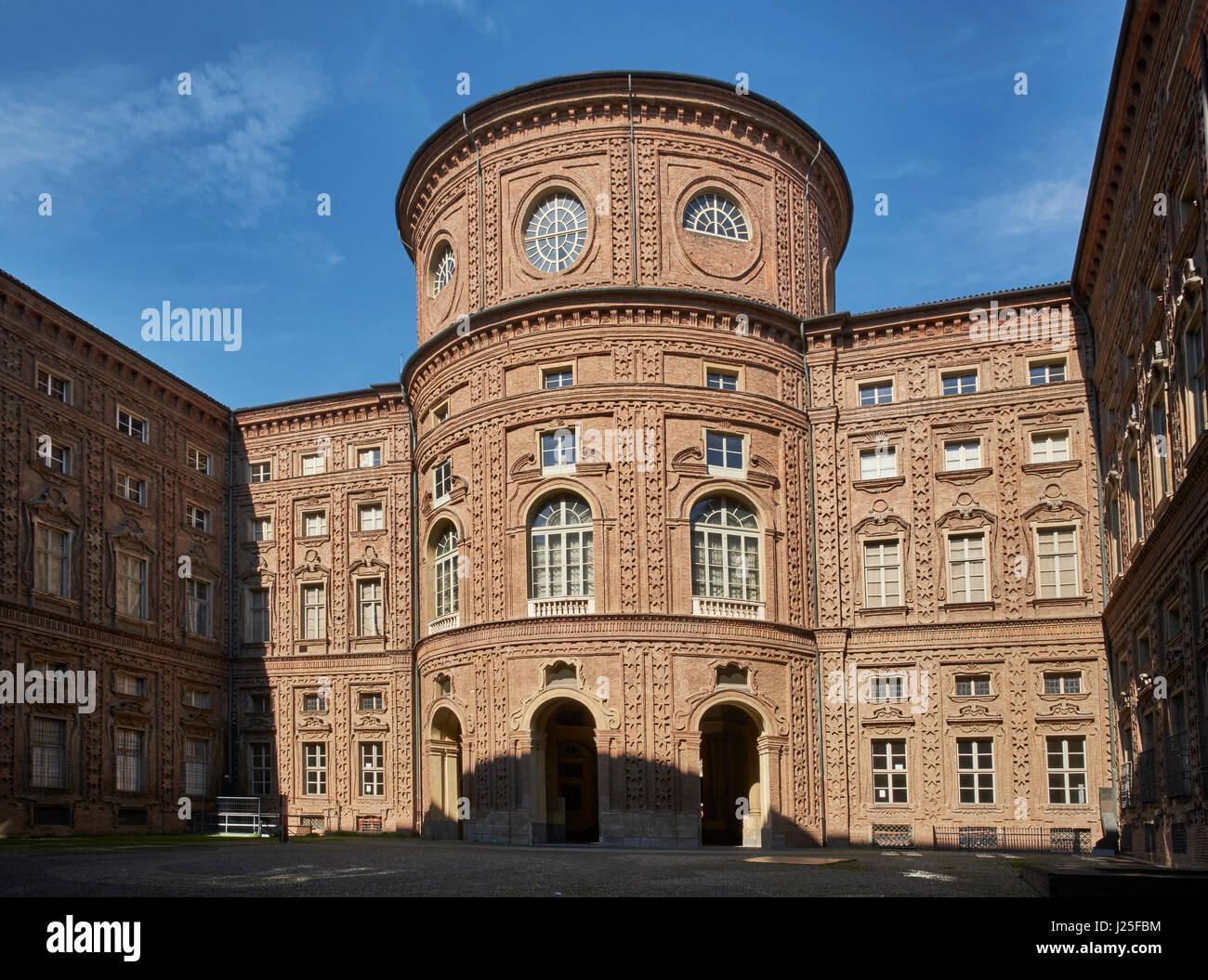 Palazzo Carignano di Torino, cortile interno con semi-protuberanza circolare rivolto verso oriente. Progettato da Guarino Guarini Foto Stock