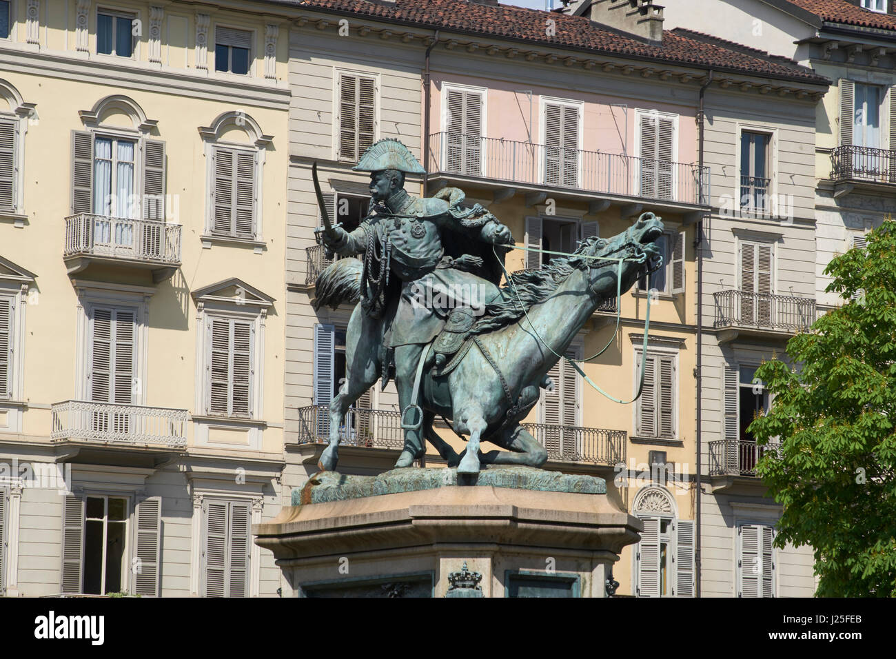 Statua equestre di Ferdinando di Savoia, Torino. Il duca è mostrato seduto sul suo cavallo ferito durante la Battaglia di La Bicocca, Foto Stock