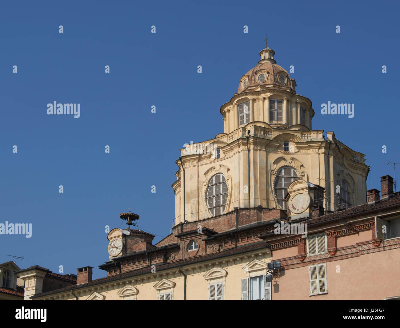 San Lorenzo, Torino. Chiesa di Guarino Guarini tra 1668 e 1687. Un esempio di architettura barocca con curve superfici ondulate Foto Stock