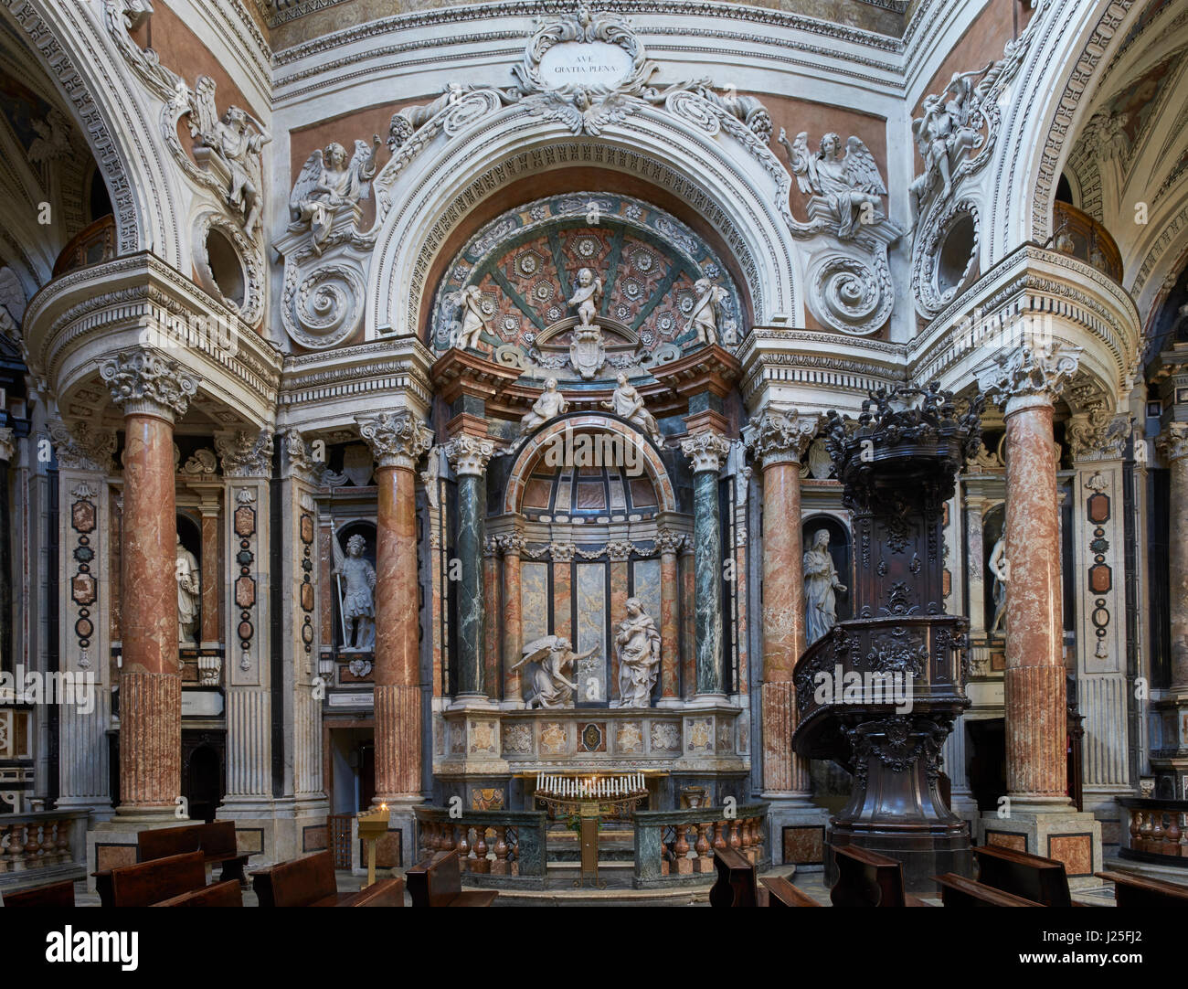 San Lorenzo, Torino. Chiesa progettata e costruita da Guarino Guarini tra 1668 e 1687. Un esempio di architettura barocca con ondulato curvilineo surf Foto Stock