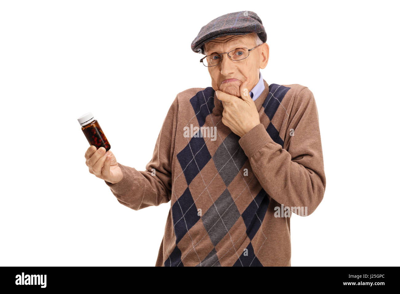 Confuso senior tenendo una bottiglia di pillole isolati su sfondo bianco Foto Stock