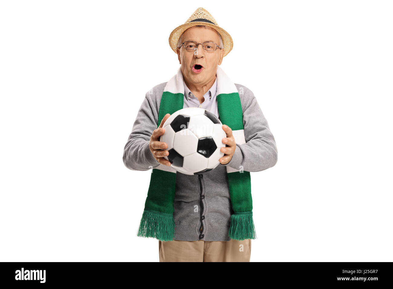 Emozionato anziani tifoso di calcio con una sciarpa e un calcio tifo isolati su sfondo bianco Foto Stock