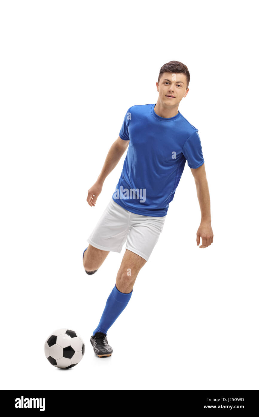 A piena lunghezza Ritratto di un adolescente giocatore di calcio calci un calcio isolati su sfondo bianco Foto Stock