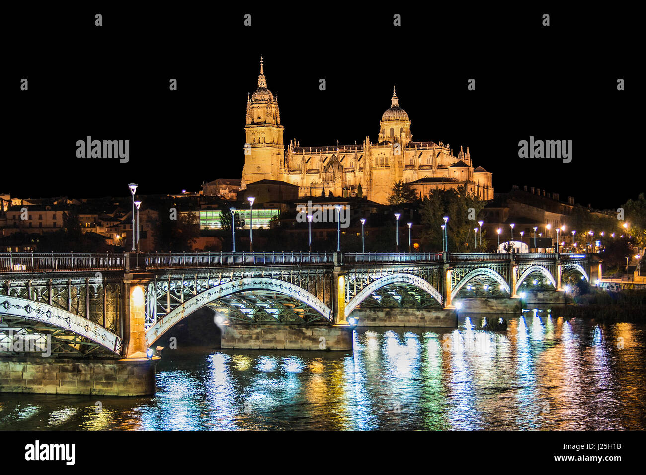 Bellissima vista del centro storico della città di Salamanca con la nuova cattedrale e il ponte ENRIQUE ESTEBAN di notte, Castilla y Leon Regione, Spagna Foto Stock