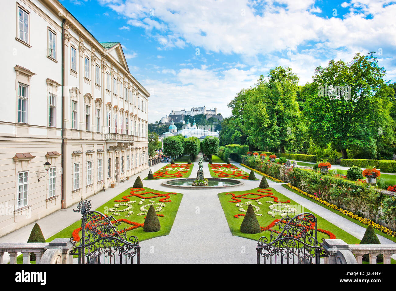 Bella vista dei famosi giardini Mirabell con il Palazzo Mirabell e la storica Vecchia Fortezza Hohensalzburg in background in Salzburg, Austria Foto Stock