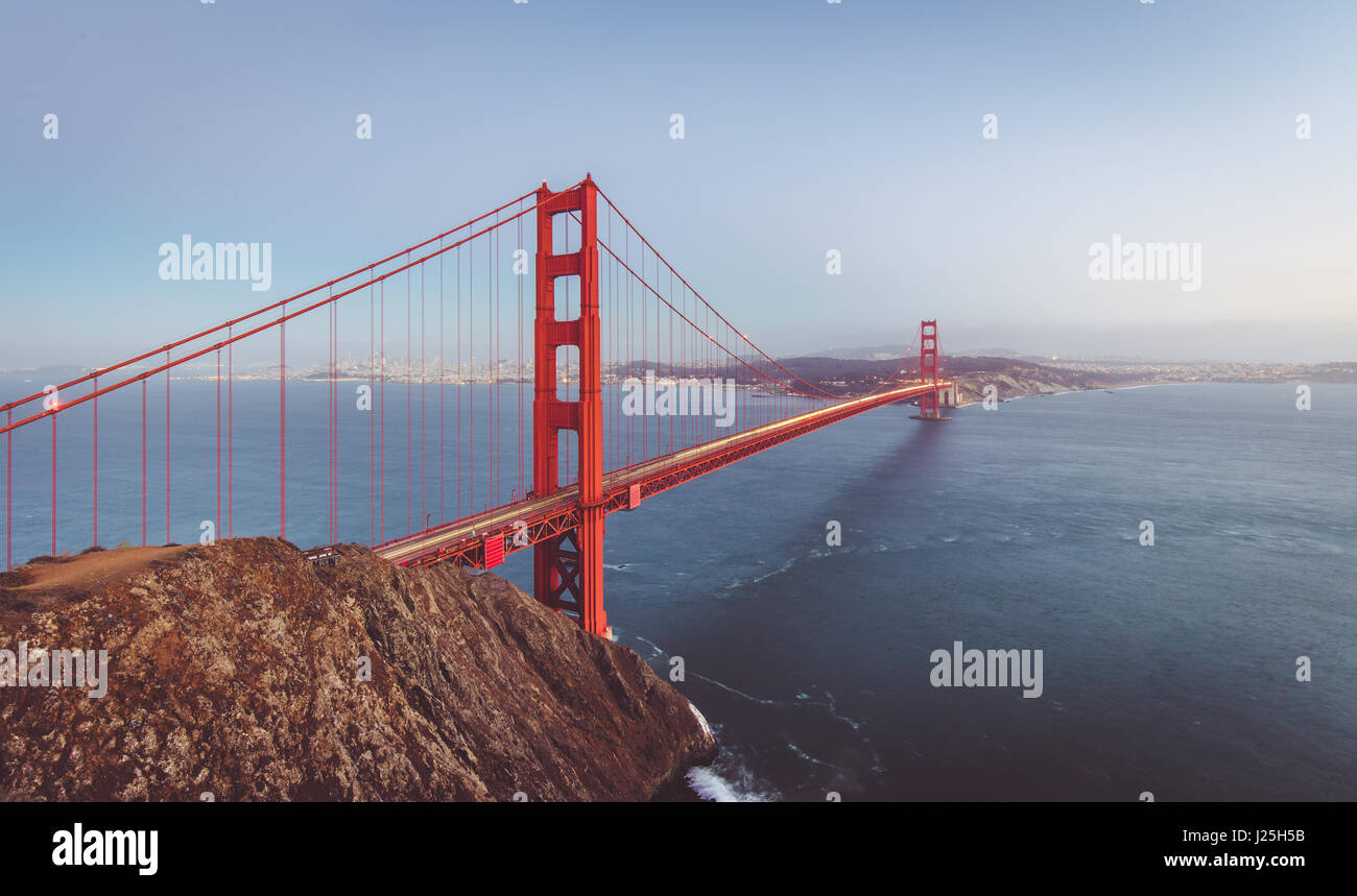 Classic vista panoramica del famoso Golden Gate Bridge visto dalla batteria Spencer punto di vista nella splendida post tramonto crepuscolo durante ore Blu al tramonto Foto Stock