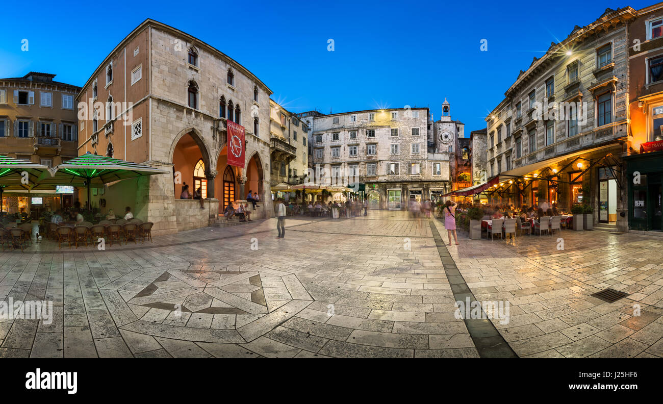 SPLIT, Croazia - 28 giugno 2014: Panorama di Narodni trg e il cancello di ferro di Deoclitian Palace in Split. Il palazzo fu costruito dall'imperatore Diocleziano nel prepara Foto Stock