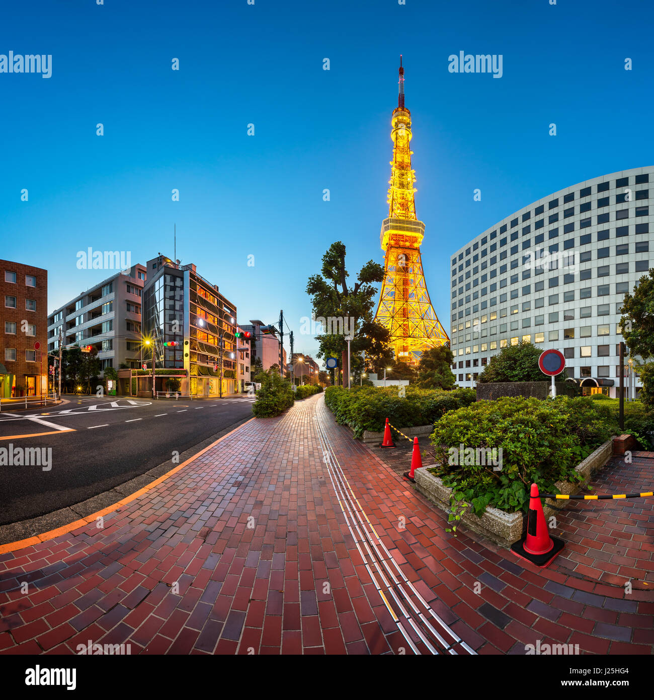 La Torre di Tokyo e la Shibakoen Street al mattino, Minato, Tokyo, Giappone Foto Stock