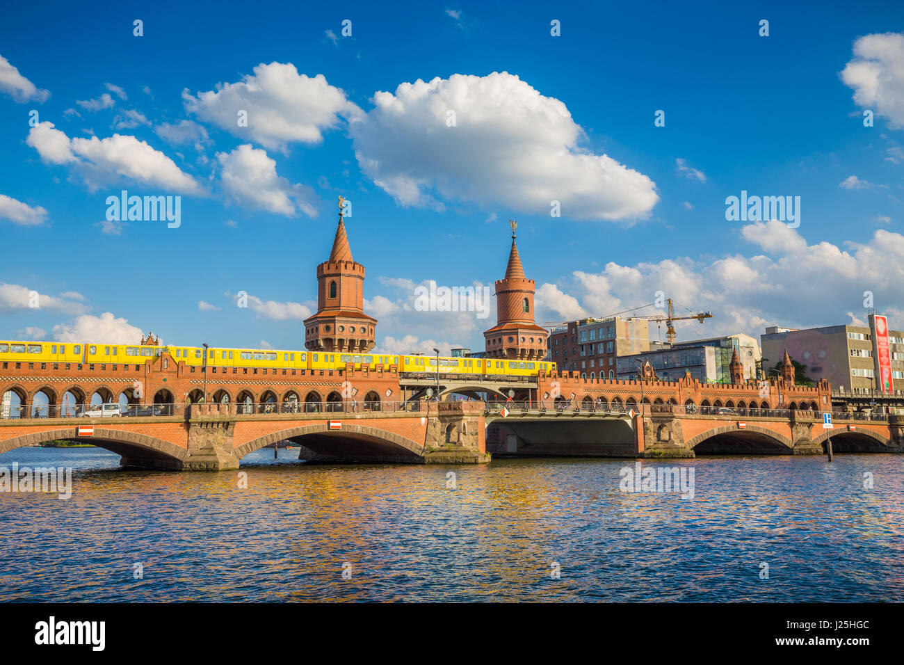 Classic vista panoramica del famoso Ponte Oberbaum con gli storici Berliner U-Bahn attraversando il fiume Sprea in una giornata di sole con cielo blu, Berlino, Germania Foto Stock