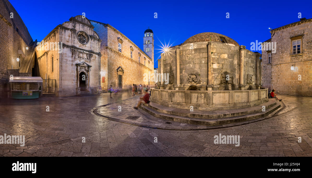 Panorama di grande Onofrio Fontana e Santo Salvatore Chiesa di sera, Dubrovnik, Dalmazia, Croazia Foto Stock