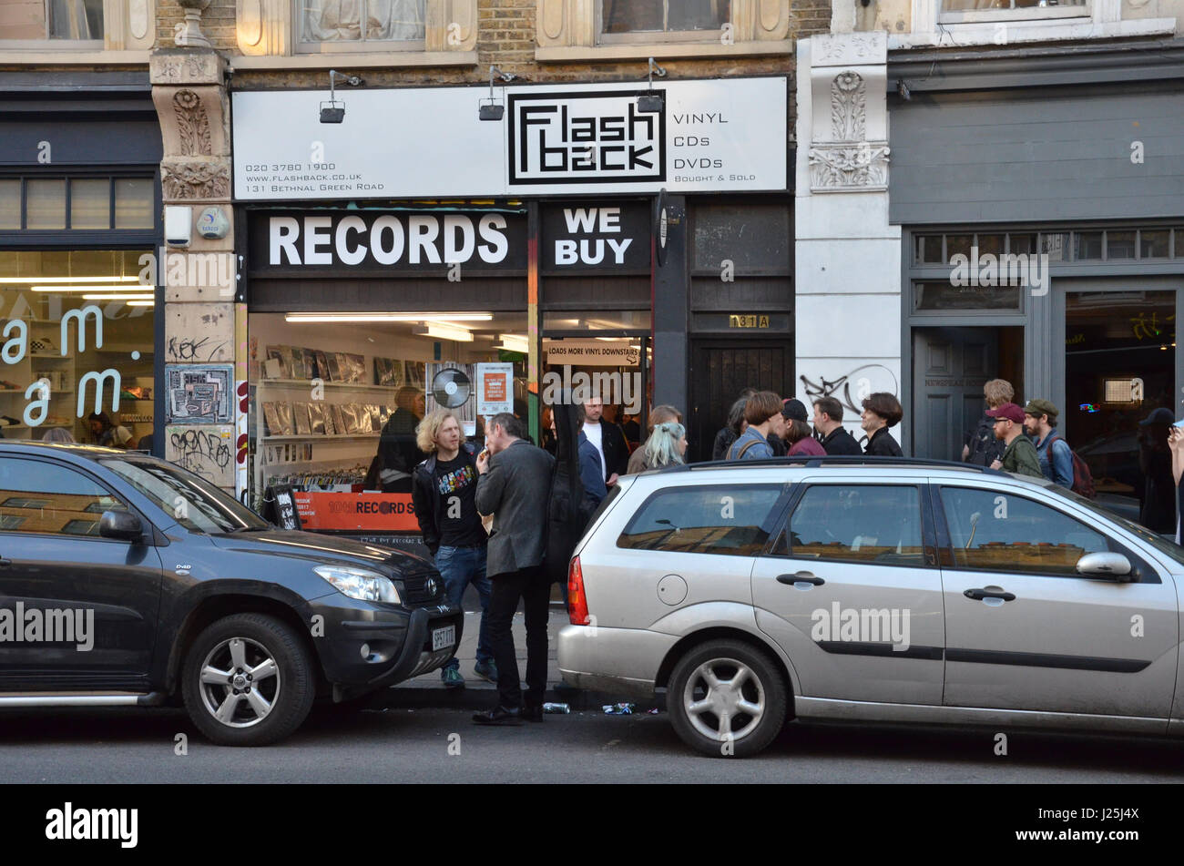 Le persone al di fuori del flashback record su RECORD STORE DAY 2017. (Shoreditch, Londra, Regno Unito. Il 22 aprile 2017. Credito: Robert Smith/Alamy) Foto Stock